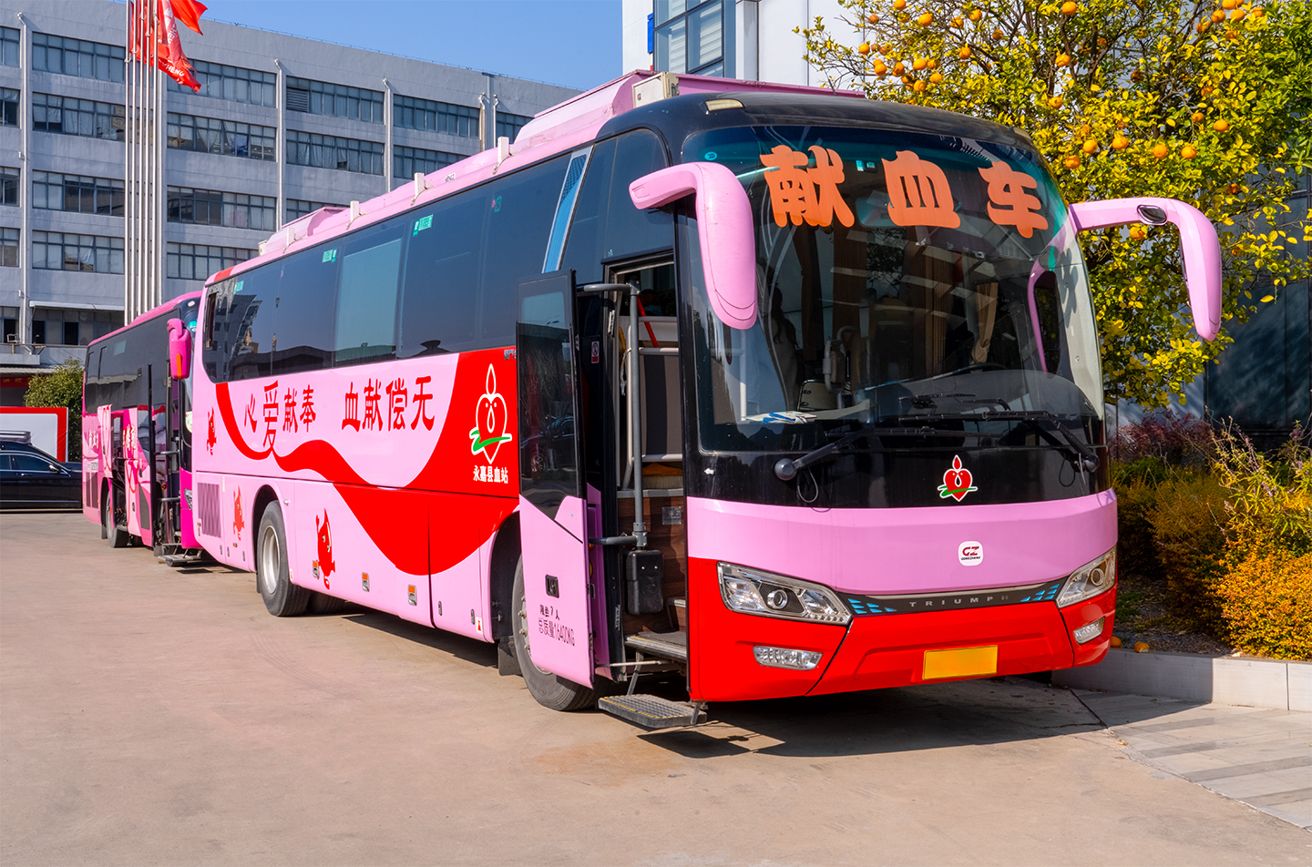 爱心献血车驶入工正智能工厂，车身贴公益车贴